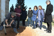 La consellera de Justícia ha assistit a l'excavació de la fosa al costat de l'ermita.