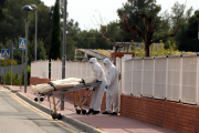 Dos empleats d'una funerària retirant un cadàver de la residència Nostrallar dels Pallaresos.