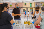 El alcalde, Pau Ricomà, en uno el punto de recogida del agua de Sant Magí y de los botijos en la plaza de la Pagesia.