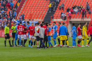 Els jugadors del Nàstic i del Lleida saludant-se al final del partit.