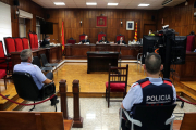 Sala de vistes de l'Audiència de Tarragona on es fa el judici, amb l'acusat assegut fora de la imatge per indicació del tribunal.