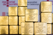 Llambordes stolpersteine en record de les persones que van ser víctimes del nacionalsocialisme i que seran col·locades properament.