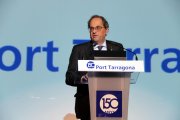 Pla mitjà del president de la Generalitat, Quim Torra, intervenint des d'un faristol durant l'acte del 150è aniversari del port de Tarragona.