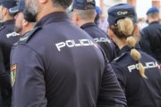 Agents de la Policia Nacional han detingut aquesta setmana a València a tres joves de 18 i 19 anys que presumptament van sacsar, van colpejar i van apunyalar en el tòrax i el gluti a un home