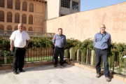 Els protagonistes del documental 'L'amenaça incandescent': Jaume Costa (esquerra), Marc Castellnou (centre) i Josep Pallàs (dreta) a l'exterior del Museu de la Vida Rural de l'Espluga de Francolí.