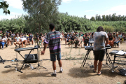 Els músics Algora d'esquena actuant en la novena edició de l'Eufònic als Ullals de Baltasar d'Amposta.