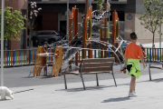 Un niño paseando el perro por el barrio.