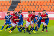 Thomas Amang, Jesús Rueda o Gerard Oliva es disposen a rematar una centrada en una acció a pilota aturada durant el partit d'ahir.