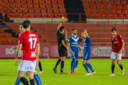 Sergiu Claudiu Muresan Muresan, del col·legi valencià, mostra una cartolina groga a un jugador del Badalona al Nou Estadi.