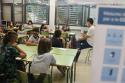 Imagen de alumnos con mascarilla en una clase.