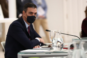 El presidente del gobierno español, Pedro Sánchez, en la reunión con los agentes sociales en la Moncloa.