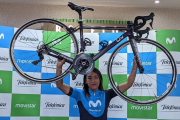 La ciclista equatoriana Miryam Nuñez posa en la presentació del Movistar Team a Quito.