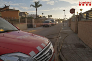 Un vehicle de Bombers a la urbanització de Favaret.