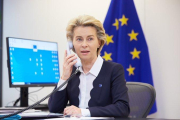 Imatge de la presidenta de la CE, Ursula von der Leyen, parlant per telèfon.