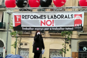 Una membre de la CT es dirigeix als assistents de l'acte de la Plaça Joanic.