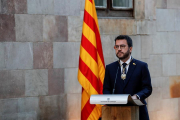 Pere Aragonès amb la medalla que el distingeix com a president.