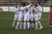 Els jugadors celebren un gol davant de l'Olot.