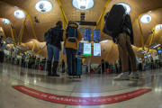 Viatgers per la T4 de l'Aeroport Adolfo Suárez Barajas a Madrid.