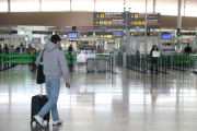 Un pasajero en la zona de llegadas de la T1 del aeropuerto del Prat