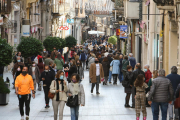 Ahir al migdia, amb el tancament perimetral en vigor, multitud de vianants passejaven per Llovera.