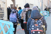 Diversos alumnes entrant a l'escola.