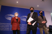 Los eurodiputados Carles Puigdemont, Clara Ponsatí i Toni Comín a la entrada de la vista por el suplicarorio.