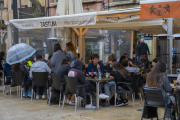 Imatge de les terrasses dels bars de la plaça de la Font força plenes ahir, el primer dia en què van poder obrir durant la tarda i la nit.