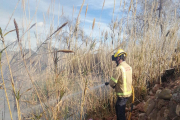 Imagen de archivo de un bombero sofocando un fuego.