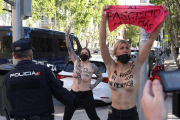 Imagen de las activistas protestando delante del colegio electoral.