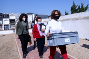 La nieta de Francisco Serrano, Ángeles Castel, saliendo del cementerio de los Reguers con la caja que contiene los restos mortales de su abuelo.