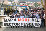 Pla general de la manifestació del pescadors al port pesquer de Sant Carles de la Ràpita.