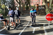 Dos jóvenes recibiendo formación sobre el uso del patinete.