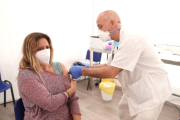 Una dona rebent la vacuna contra el coronavirus.