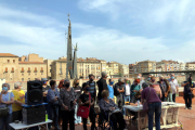 Els representants d'entitat, associacions i particulars que han donat suport al comunicat de la Comissió per la retirada el monument franquista de Tortosa