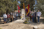 El homenaje se ha hecho delante del monumento conmemorativo de las víctimas que hay en el cementerio.