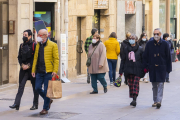 Gent amb mascareta passejant per Tarragona.