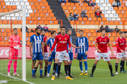 Gerard Oliva espera per intentar desviar un córner a favor de l'Alcoyano aquest diumenge (1-0).