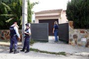 Diversos agents dels Mossos d'Esquadra davant la casa del Vendrell on es va produir l'homicidi, el 13 d'octubre de 2018.