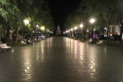 La Rambla Nova de Tarragona, buida poc després de les deu de la nit, moment en que ha entrat en vigor el toc de queda.