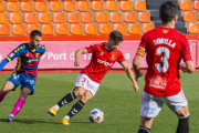 Joel realitza una acció durant el partit disputat entre el Nàstic i el Llagostera al Nou Estadi aquesta temporada.