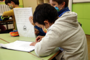 Pla mitjà d'uns alumnes fent classe a l'escola.