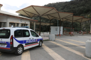 Un cotxe de la policia francesa i la frontera al costat