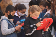 Imagen de un grupo de alumnos de sexto de primaria con tabletas.