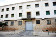 Puerta de acceso principal del cuartel de la Guardia Civil de Amposta.