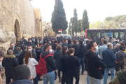 Manifestants al Portal del Roser esperant la comitiva de Vox.