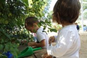 Imatge d'arxiu de dos infants en una de les Escoles Bressol Municipal de la ciutat.