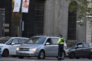 La Policia Municipal de Madrid, haciendo un control a coches.