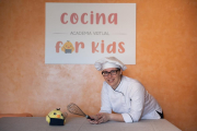 Alba Molas, directora de la academia Cocina for Kids, con el polluelo Peter.