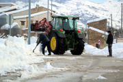 El alcalde de Arnes, Joaquim Miralles, y vecinos del pueblo retirando nieve para poder instalar un tercer generador eléctrico al municipio.