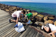 Unos voluntarios durante la jornada de limpieza.